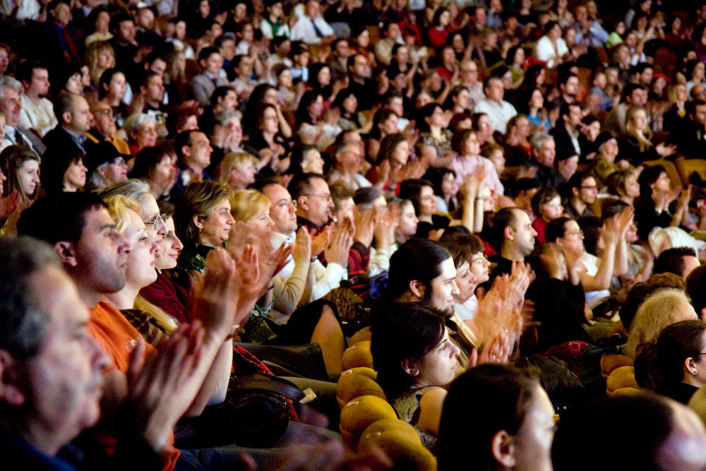 Theatre audience. Полный зал людей в театре. Зрители в зале. Публика в театре. Зрительский зал с людьми.